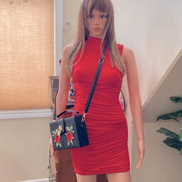 Dresses & Skirts - Sexy red body con dress in size M